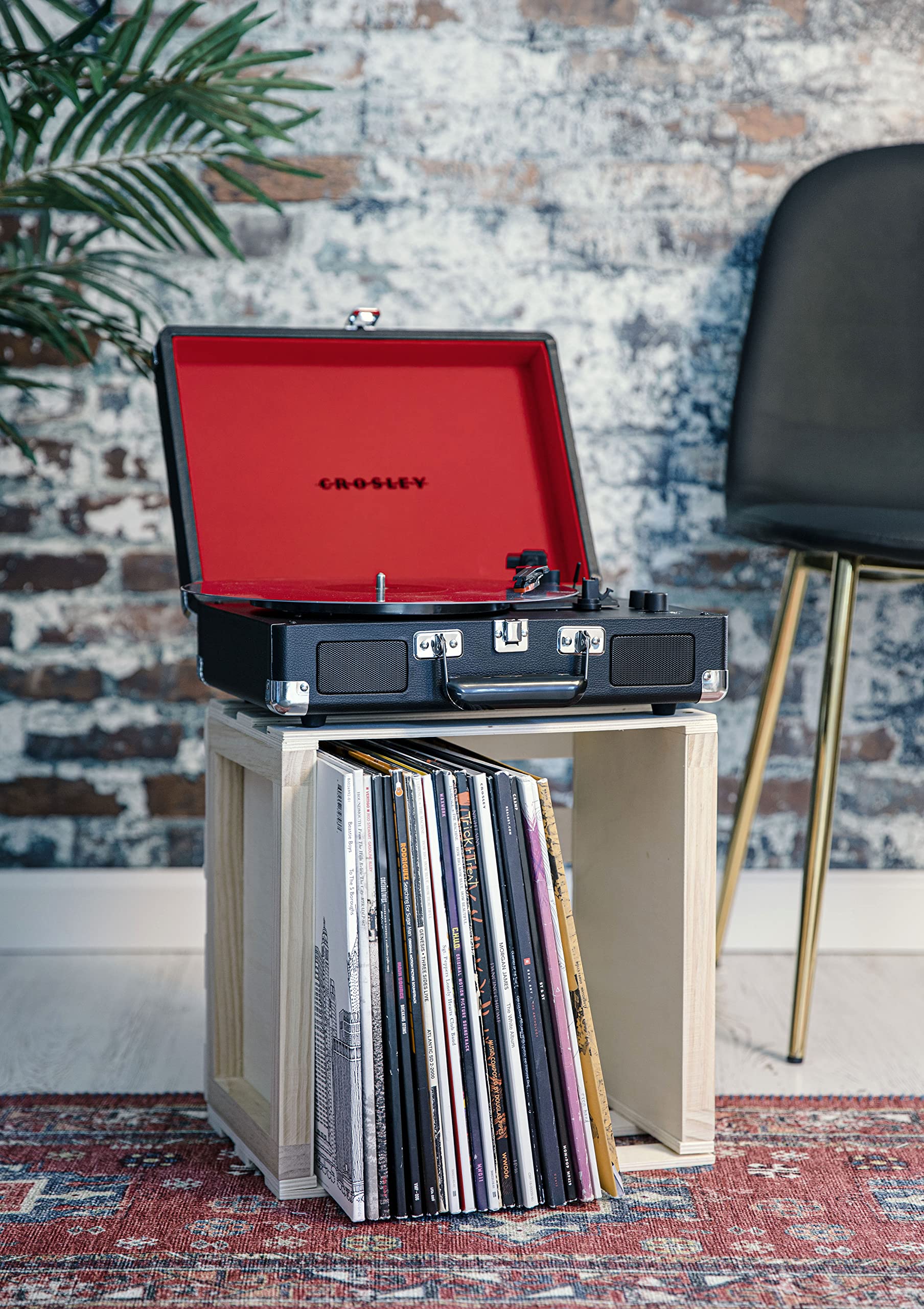 Crosley CR8005F-BK Cruiser Plus - Tocadiscos de Vinilo con Bluetooth de 3 velocidades, Color Negro y Rojo
