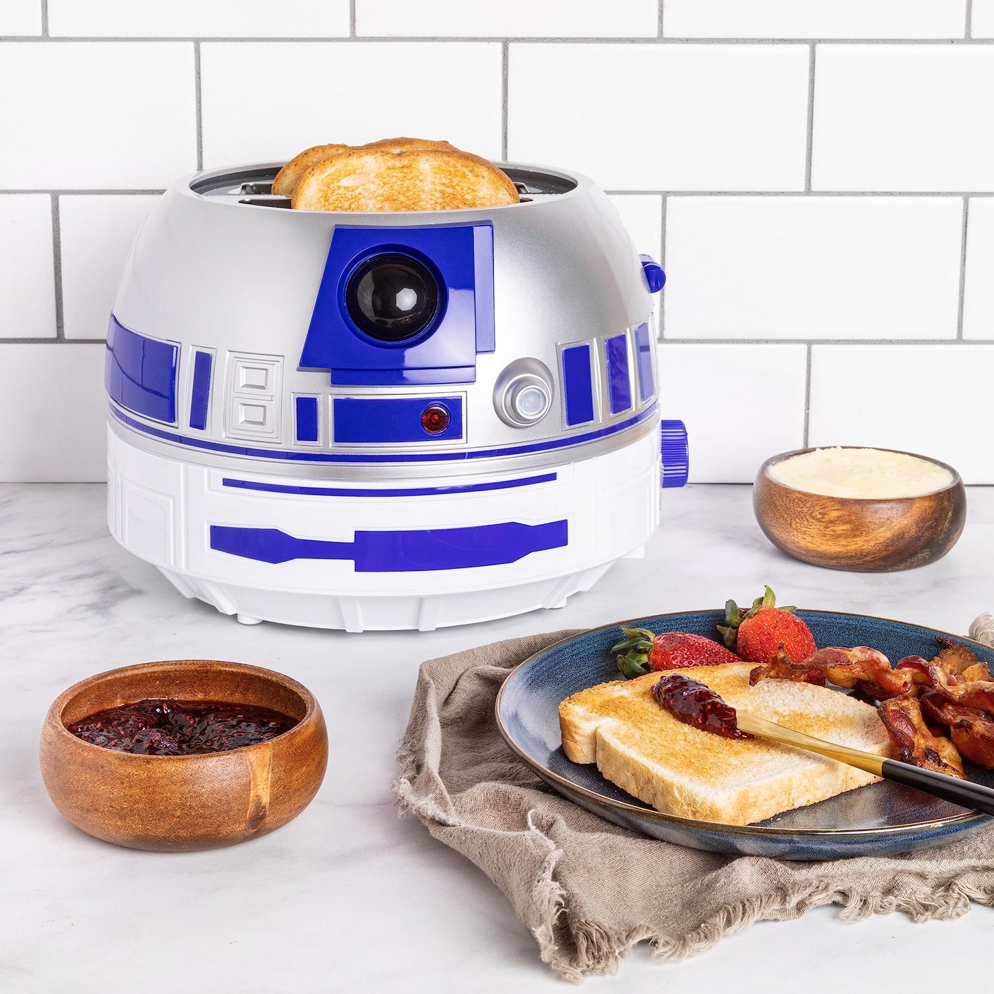 Uncanny Brands Star Wars R2D2 tostador de lujo, se ilumina y hace sonidos como Artoo