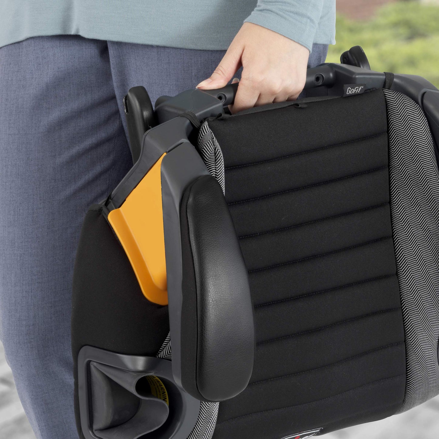 Chicco GoFit® Plus Asiento elevador sin respaldo con cierre y cierre de liberación rápida, asiento elevador de viaje para coche, asiento portátil de coche para niños de 40 a 100 libras. | Hierro/Negro