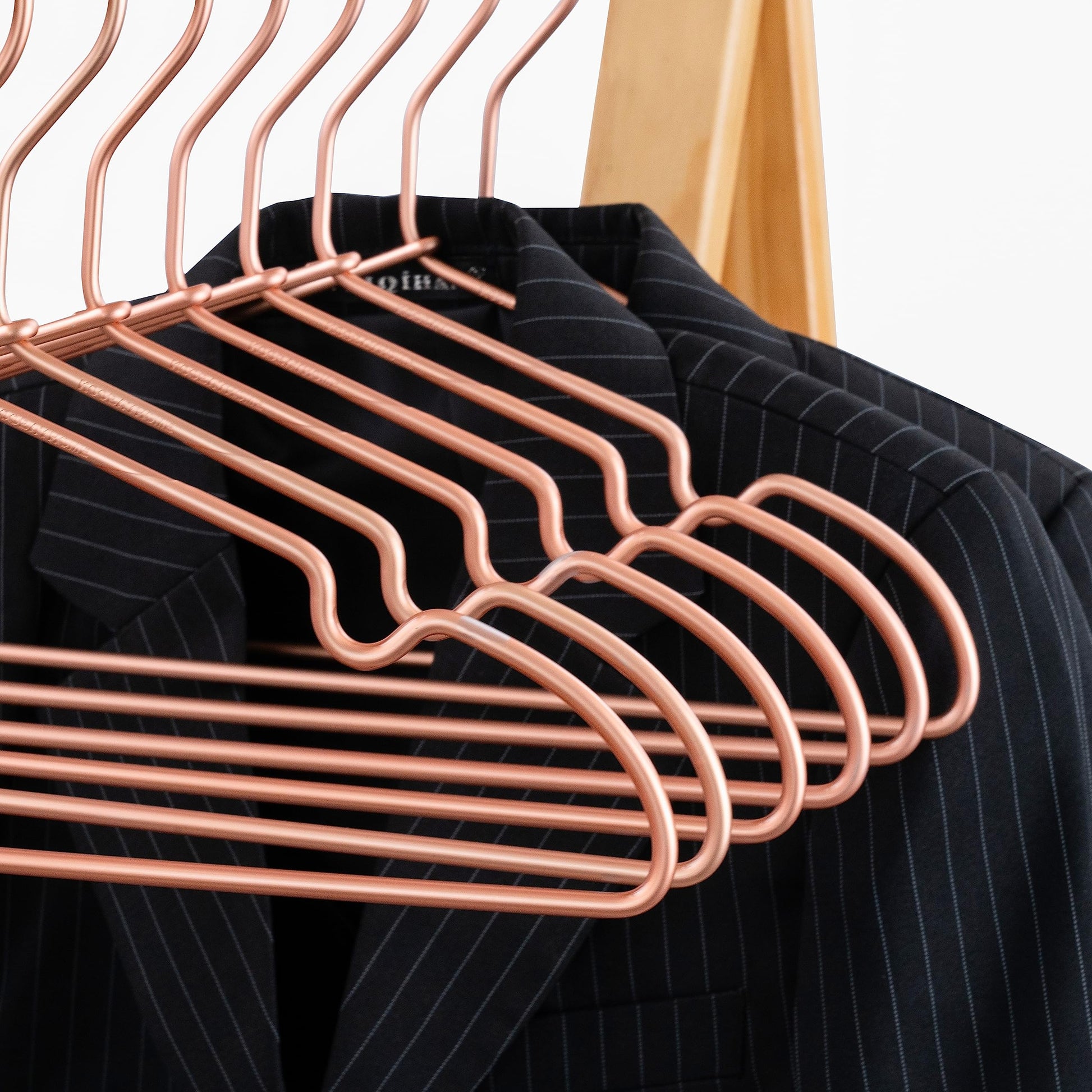 KOOBAY - Perchas de ropa antideslizantes de 12.5 pulgadas, alambre de cobre dorado rosa para niños, paquete de 30 divisores de clóset de bebé para guardería, pantalones, organizador de exhibición para