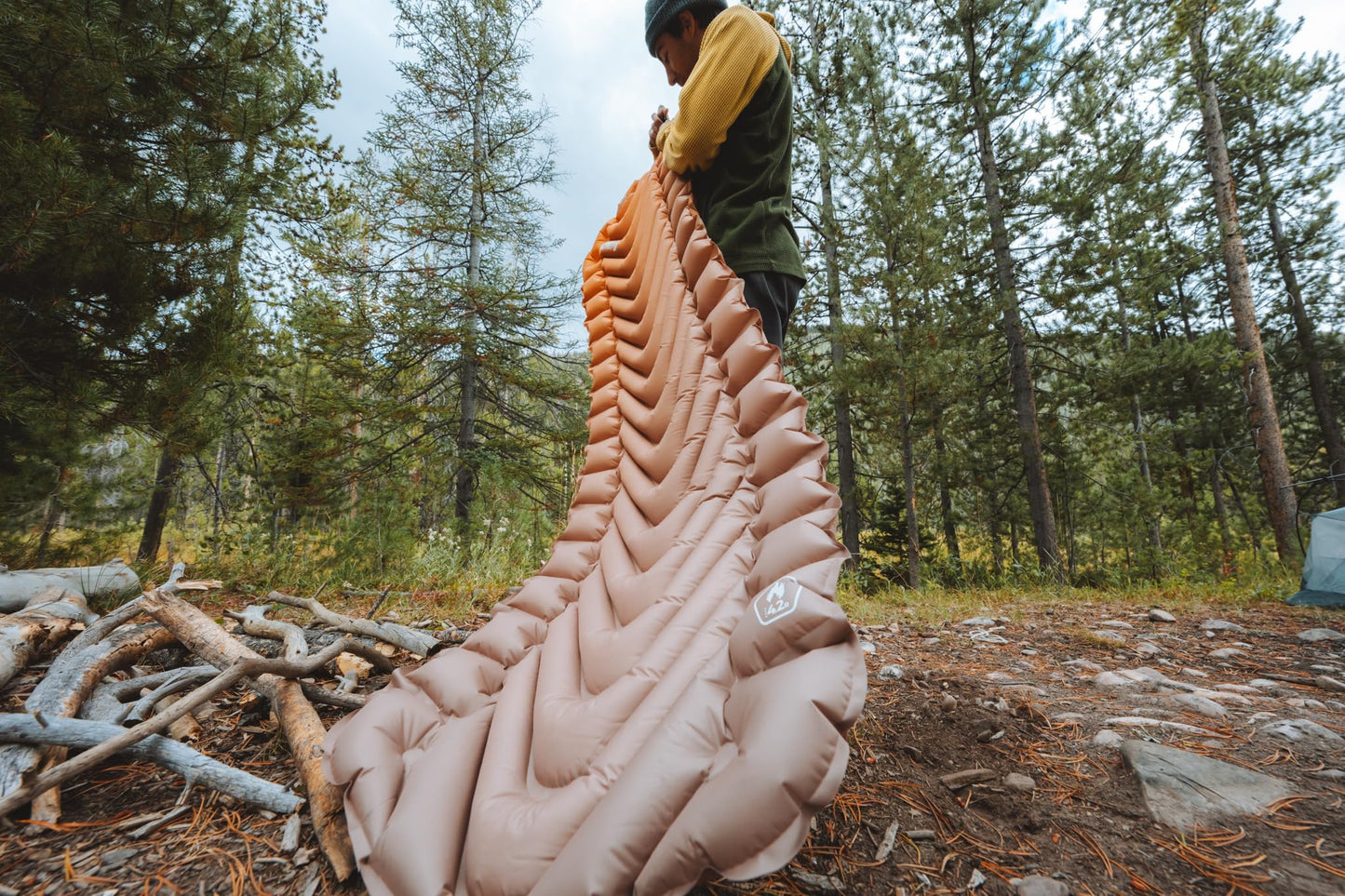 Klymit - Almohadilla de Dormir Inflable con Aislamiento estático V2, Comodidad Mejorada, portátil, Ultraligera, fácil de inflar, Cama de Aire Plegable para Camping, mochilero y Senderismo, Mezcla