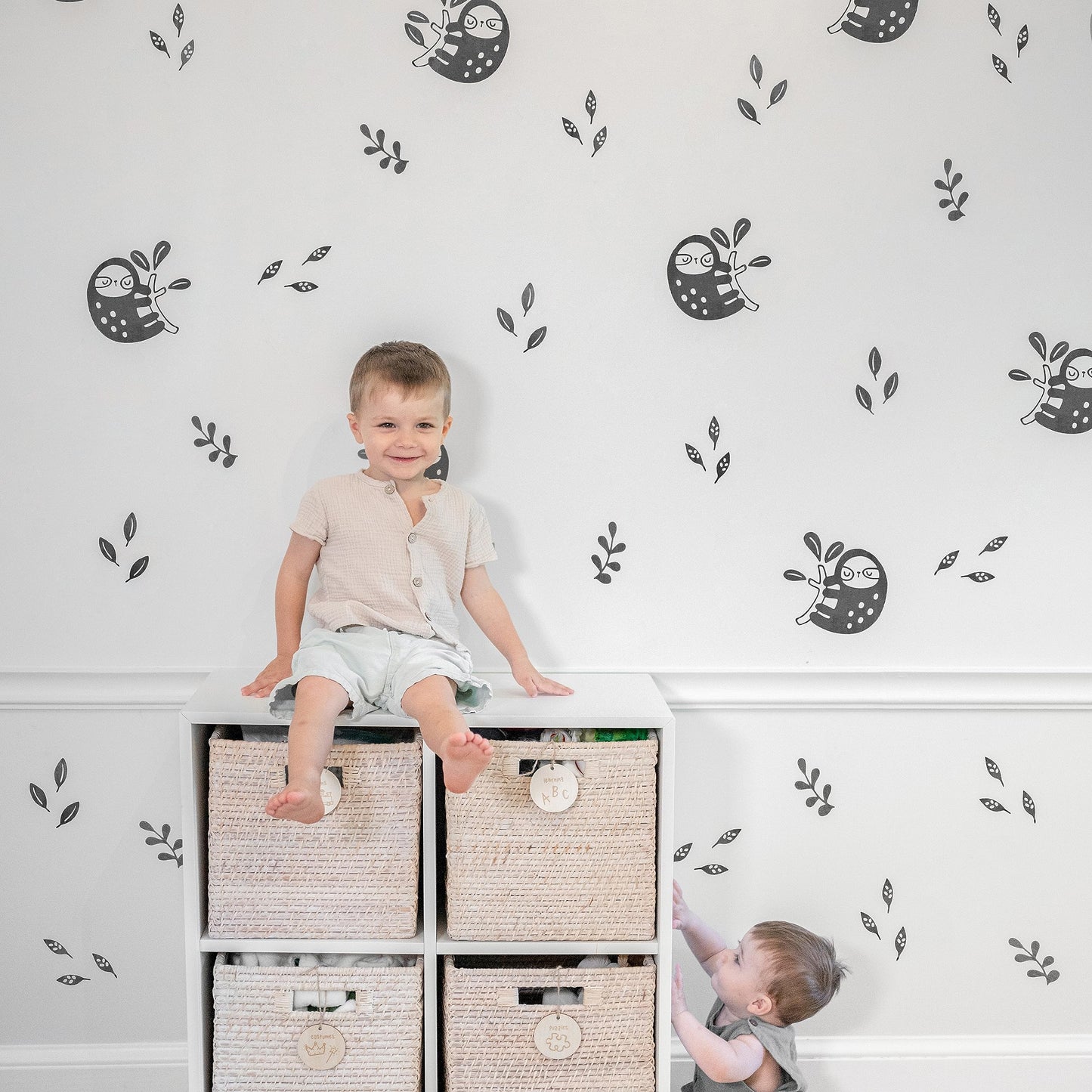 Calcomanías de pared de vinilo con diseño de perezoso y hojas, 96 unidades Decoración de guardería, diseño original de artista. Adhesivo de Animal Print para niños. Oso de la selva, hojas de decoración de dormitorio. (Negro)