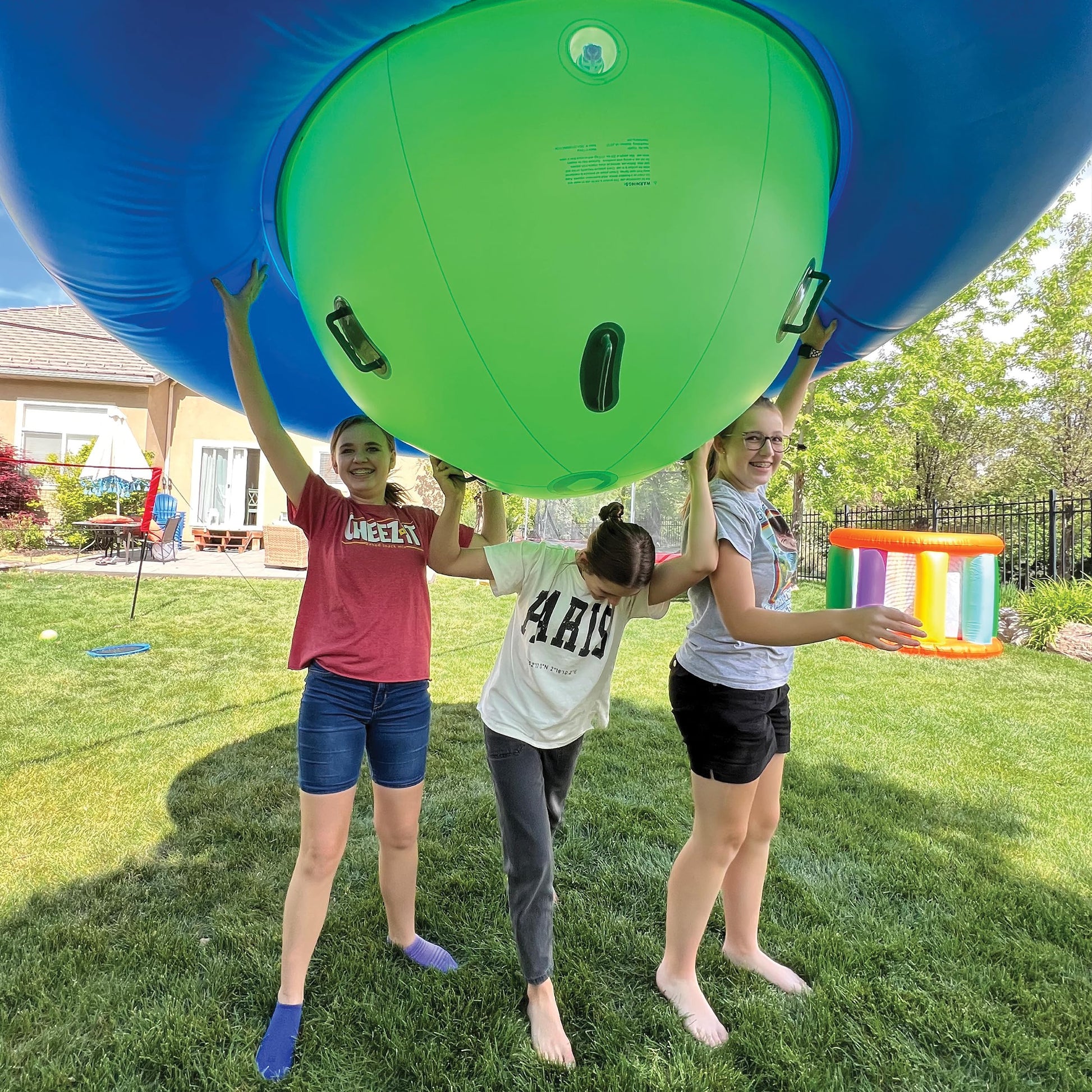 Hearthsong - Balancín inflable de 8 pies con 6 asas, equipo de juego divertido para niños, juguete gigante para actividades de juego al aire última intervensión para niños y niñas a partir de 5 años
