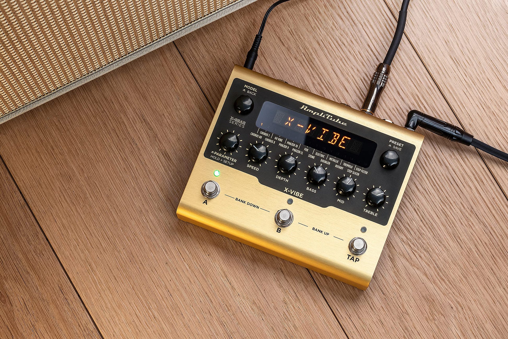 IK Multimedia AmpliTube X-VIBE Modulation Pedal, emulaciones hiperrealistas, verdadera integración estéreo, software y hardware
