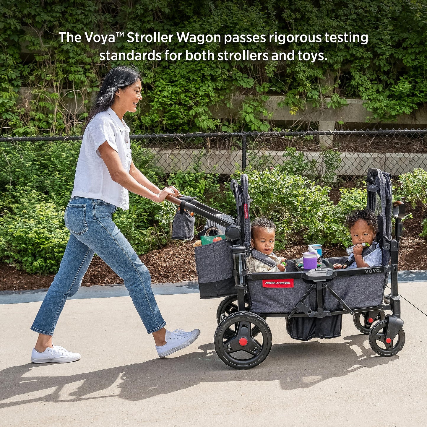 Carriola Vagón Radio Flyer Voya Gris con Asientos Doble Face-to-Face y Capota Ajustable para Protección UV