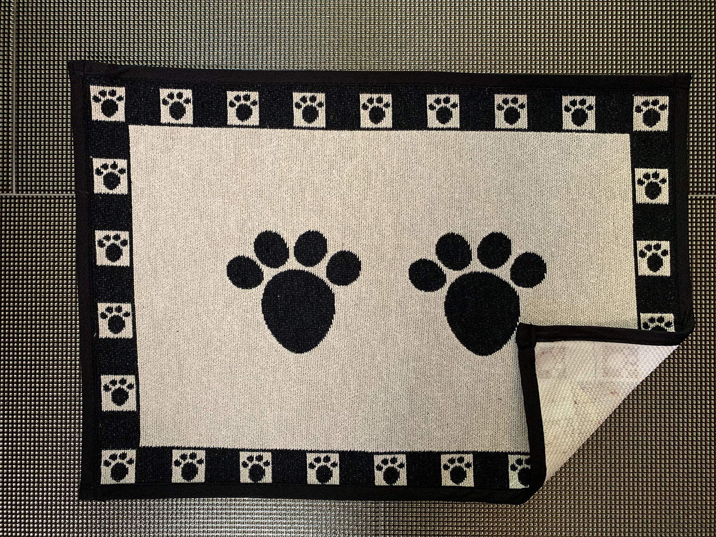 Mantel Individual PetRageous Natural Negro para Mascota 13x19 Pulgadas