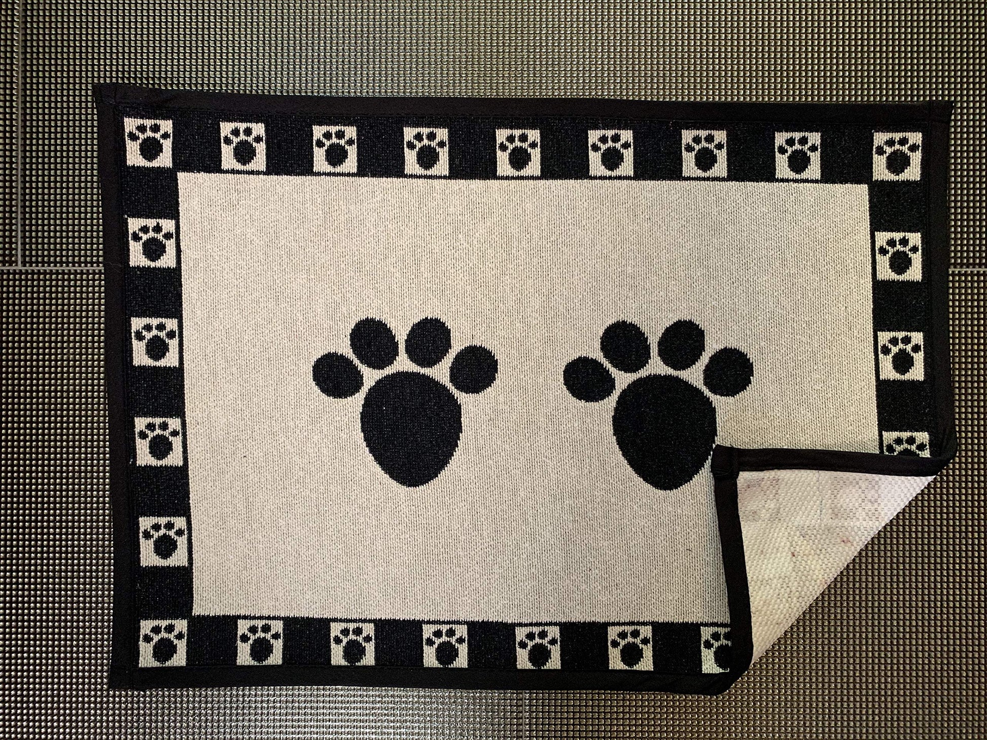 Mantel Individual PetRageous Natural Negro para Mascota 13x19 Pulgadas