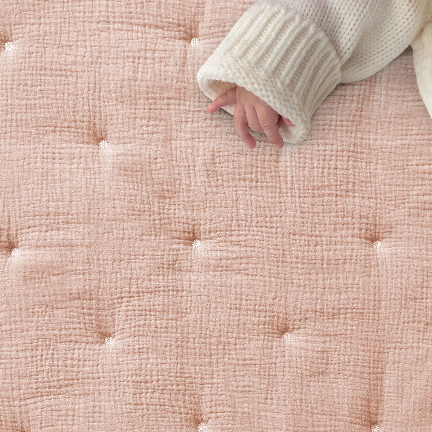 Levtex Baby - Juego de cama de cuna de muselina en nube, juego de cuarto de bebé, flores rosas y blancas, muselina texturizada rosa, juego de 5 piezas, incluye edredón, sábana bajera, dos pañales y