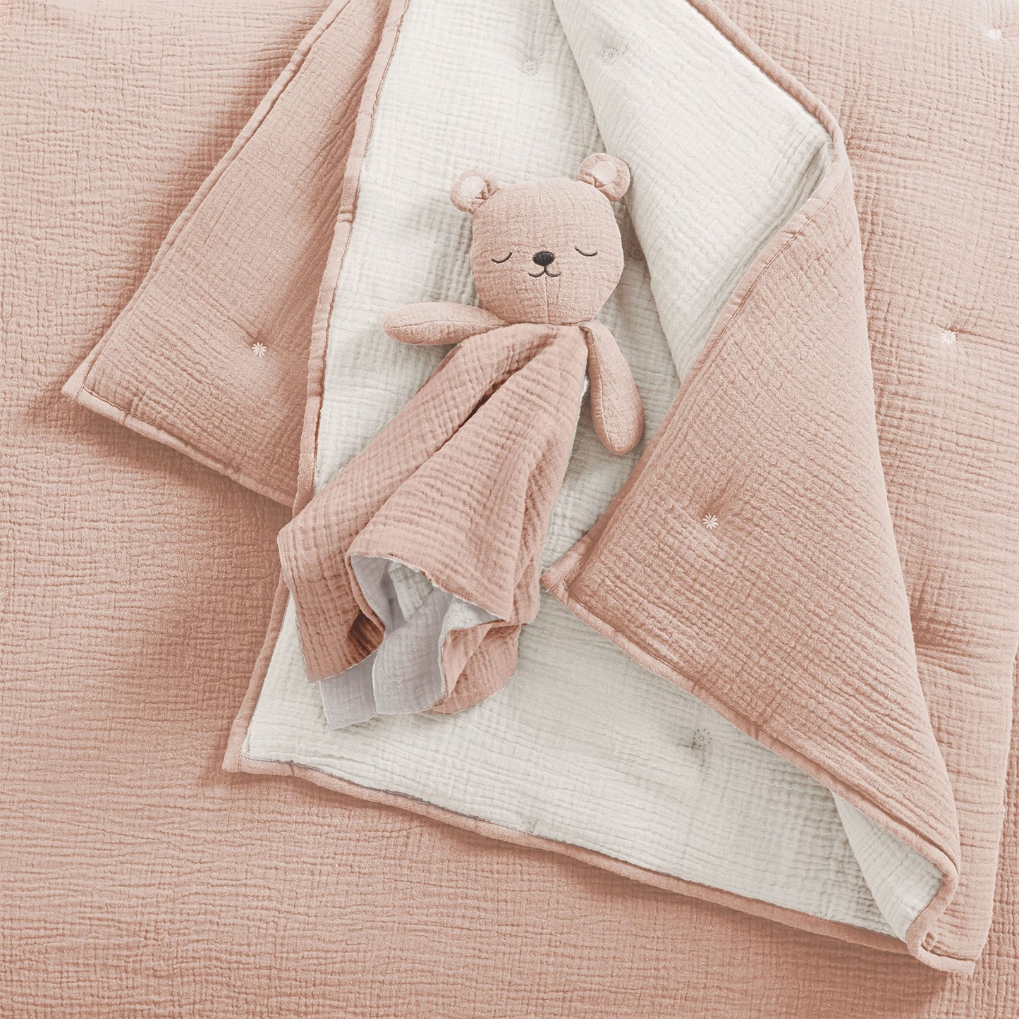 Levtex Baby - Juego de cama de cuna de muselina en nube, juego de cuarto de bebé, flores rosas y blancas, muselina texturizada rosa, juego de 5 piezas, incluye edredón, sábana bajera, dos pañales y